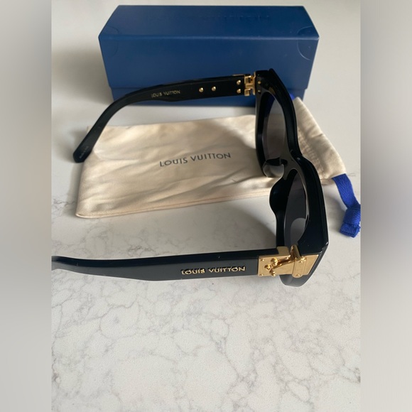 Louis Vuitton Unisex Style Cat Eye Glasses - Picture 4 of 5